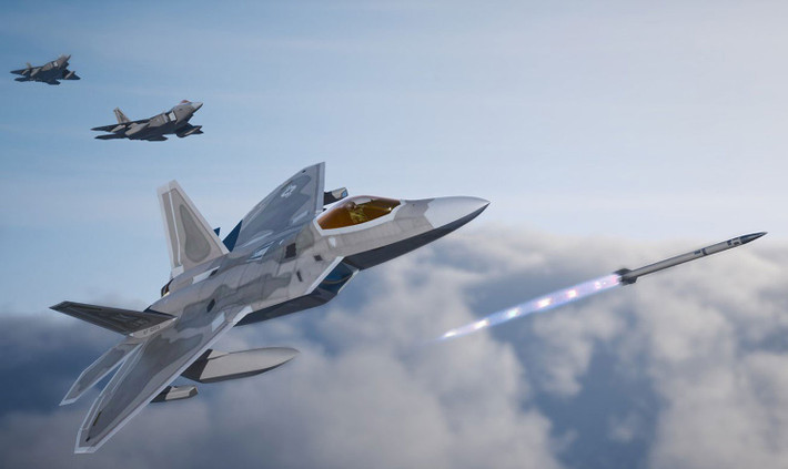 Sự lỗi thời của F-22 còn thể hiện ở các nhiệm vụ chiếm ưu thế trên không do tính linh hoạt hạn chế của máy bay, có nghĩa là F-22 không thể mang tên lửa chống hạm hoặc các tổ hợp tác chiến điện tử tiên tiến cho phép nó hoạt động trong các vai trò khác như F-15 đã làm.