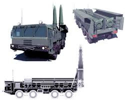 Một hệ thống tên lửa đạn đạo chiến thuật Iskander-M bao gồm tổng cộng 51 xe: 12 xe phóng; 12 xe tải vận chuyển hàng hóa; 11 xe chỉ huy và chở binh sĩ; 14 xe hậu cần vận chuyển đầu đạn, nhiên liệu tên lửa và phụ tùng thay thế; 1 xe kỹ thuật và bảo trì; 1 xe xử lý thông tin dẫn đường chính xác.