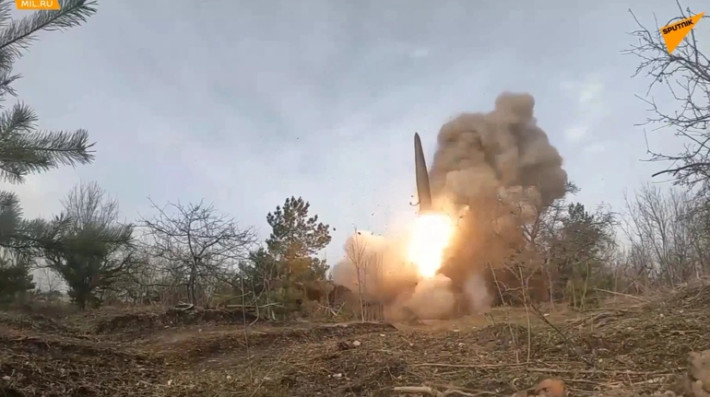 Hiện tại Nga cũng đang triển khai vũ khí này ở Ukraine, tên lửa Iskander được NATO coi là vũ khí nguy hiểm bởi các hệ thống phòng không tiên tiến hàng đầu của phương Tây vẫn phải bó tay trước vũ khí này.