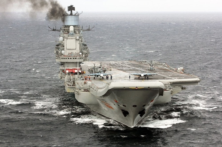 Tàu Kuznetsov được trang bị máy bay MiG-29K, 24 trực thăng. Không như các tàu sân bay khác của phương Tây vốn luôn cần một đội tàu hộ tống, tàu Đô đốc Kuznetsov được thiết kế để có thể độc lập tác chiến chống lại các loại tàu khác, với hệ thống vũ khí riêng chứ không cần một đội tàu bảo vệ vì đây vốn là một tuần dương hạm mang tên lửa hạng nặng.