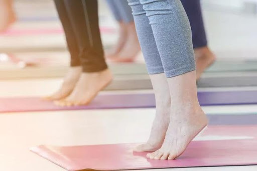 Cách đứng giúp mặt đẹp, chân thon và tốt cho sức khỏe hóa ra vô cùng đơn giản. Bạn chỉ việc đứng thẳng người, sau đó cố gắng nhón chân lên. Ban đầu có thể hơi khó giữ cân bằng. Hãy cố gắng duy trì và tăng dần thời gian lên 15 phút để đạt hiệu quả tốt nhất.