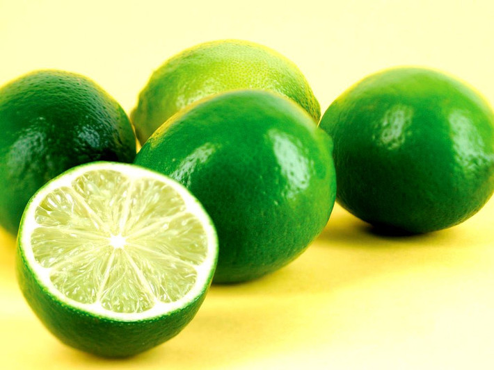 3. Chanh: Chanh chứa nhiều vitamin C, một chất chống oxy hóa mạnh. Chế độ detox với chanh trong 11 ngày cho thấy cân nặng giảm đi đáng kể. Muốn giảm cân nhanh, hãy pha nước ép của nửa quả chanh, 1 thìa mật ong và nước ấm rồi uống đều đặn vào buổi sáng.