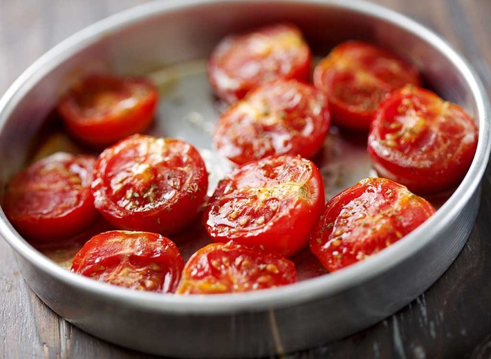 Nhiều người thích ăn cà chua sống nhưng nghiên cứu cho thấy, cà chua nấu chín sẽ có lycopene tăng khoảng 35%.