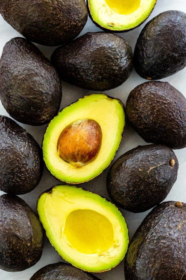 Quả bơ cũng là chứa nhiều vitamin như E, K, C, A giúp khắc phục các vấn đề về da, cấp ẩm cho các tế bào da, giảm các vết sần và vết nhăn trên da. Ảnh: jessicagavin.
