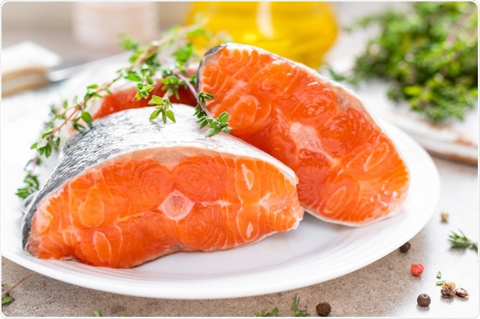 Các loại cá nước lạnh như cá thu, cá hồi, cá ngừ, cá trích giúp kháng viêm, thải độc và khóa ẩm cho làn da. Ảnh: news-medical.