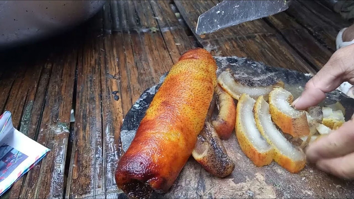 Với người Thái, da trâu thối là một đặc sản có vị thơm ngon đặc trưng nhưng với nhiều người, đặc biệt là khách du lịch không dám nếm thử món ăn này. Ảnh: ytimg.