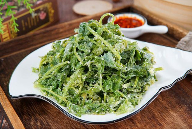 Vậy là chúng ta đã có đĩa rau cần tây ngon lành, tránh lãng phí lại vô cùng tốt cho sức khỏe. Lá cần tây hấp có thể được trộn lạnh với giấm và tỏi hoặc xào với tỏi, mang lại hương vị rất ngon miệng.