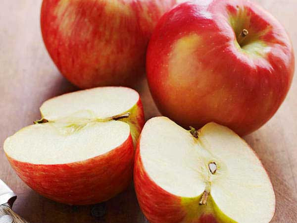 4. Táo: Táo giàu beta-carotene, nước, chất xơ, vitamin và các khoáng chất. Ăn một quả táo hoặc uống nước ép cho thấy kết quả giảm cân khả quan. Một nghiên cứu chỉ ra người ăn táo có chỉ số khối cơ thể thấp hơn và có nguy cơ bị béo phì ít hơn 30% so với người không ăn táo. Bạn nên ăn ít nhất một quả táo mỗi ngày vào bữa sáng hoặc trước bữa trưa.