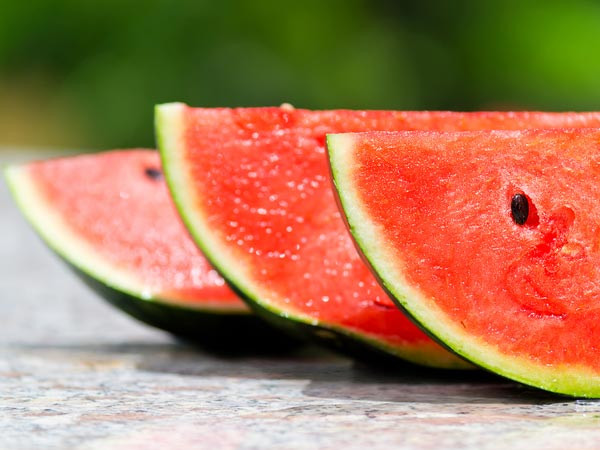 2. Dưa hấu: Dưa hấu chứa nhiều vitamin C, các khoáng chất, lycopene và nước. Các nghiên cứu kết luận, ăn dưa hấu mỗi ngày giúp tăng cảm giác no và giảm cân cũng như giúp giảm huyết áp và chứng tăng đường huyết. Nên ăn ít nhất 1 chén dưa hấu mỗi ngày trước bữa trưa 1 tiếng.