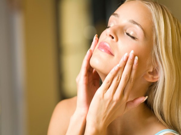 Mát-xa má: Bắt đầu mát-xa theo chuyển động tròn từ cằm hướng lên trên qua má cho tới hai bên thái dương. Khi di chuyển ngón tay đến thái dương, mát-xa thái dương theo chuyển động tròn 3 lần. Lặp lại toàn bộ các bước mát-xa 5 lần. Kéo căng da mặt ở vùng gò má theo chuyển động hướng ra phía ngoài, bắt đầu từ cằm và di chuyển ra ngoài về phía dái tai.