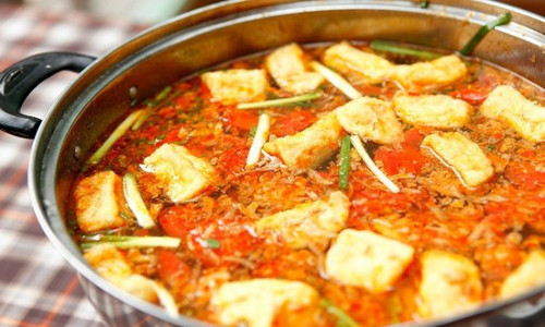 Lẩu riêu cua bắp bò. Món lẩu này có vị ngọt thanh của nước dùng, ăn với các loại rau nên rất mát mà không sợ ngán. Lẩu riêu cua bắp bò gồm hai phần chính là nước dùng nấu từ cua đồng và bắp bò. Ảnh: khuyenmaivang