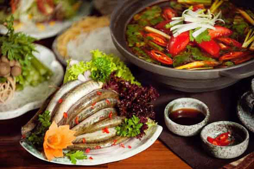 Lẩu cá kèo lá giang là món ăn phổ biến ở Nam Bộ. Vị chua chua, ngọt ngọt xen lẫn vị chát chát thơm thơm của lá giang có lẽ là yếu tố giúp thực khách xua đi cái nắng hè. Ảnh: amthucgiadinh
