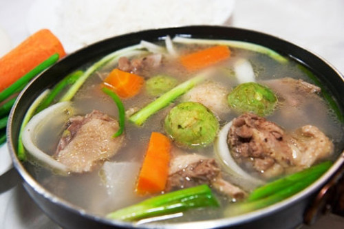 Lẩu vịt om sấu. Thịt vịt mát kết hợp vị chua thanh của sấu giúp cho món lẩu trở nên hấp dẫn trong những ngày nắng. Không như các món lẩu khác, lẩu vịt chỉ có duy nhất thịt vịt. Rau muống bỏ bớt lá là rau chủ đạo của món lẩu. Lẩu vịt cũng dùng thêm rau ngổ để tạo mùi thơm. Lẩu vịt ăn kèm với bún rất tuyệt. Ảnh: naulautainha