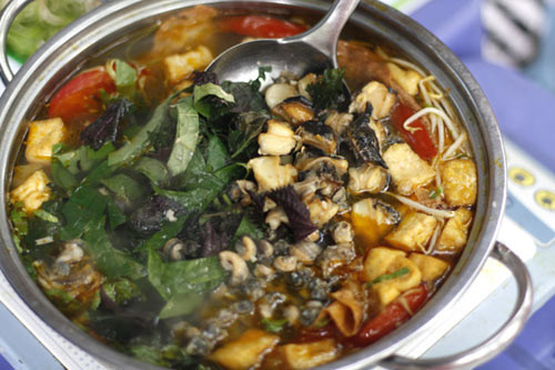 Lẩu ốc. Vị thanh, giòn, đậm của lẩu ốc sẽ khiến thực khách quên đi cái nóng trong mùa hè oi bức. Lẩu ốc được chế biến khá cầu kỳ với nhiều gia giảm. Nước lẩu ốc thơm ngon với vị thanh chua của dấm bỗng. Đậu rán vàng, chuối om thịt ba chỉ giúp cho món lẩu ốc thêm dậy mùi. Ảnh: phununet