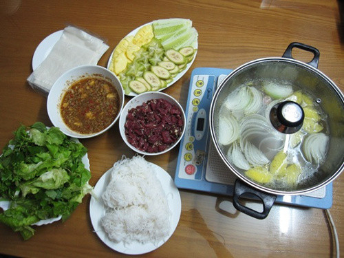 Vị chua dịu, thơm, ăn không ngấy, không quá nóng bức như ăn lẩu nước thông thường chính là ưu điểm khiến bò nhúng dấm trở thành món lẩu thích hợp trong tiết hè. Ảnh: zing