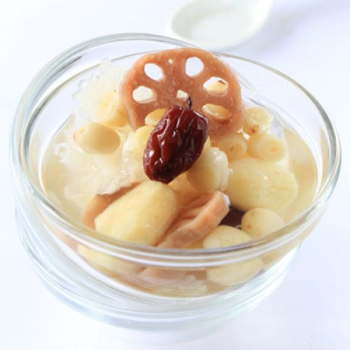 Chè sen thập cẩm. Với nhiều nguyên liệu khác nhau, chắc chắn đây sẽ là một món chè mang lại nhiều dư vị cho người thưởng thức. Củ sen gọt vỏ và cắt lát. Hạt sen và tuyết nhĩ ngâm nước cho thật mềm. Nấu đường phèn với nước. Ảnh: monngonviet