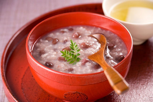 Cháo đậu đỏ đậm đà, được xem là món ăn giúp giải độc cơ thể rất tốt. Đây cũng là món ăn cực tốt giúp phụ nữ sau sinh lấy lại vóc dáng thon gọn. Đậu đỏ đem rửa sạch, ngâm trong nước ấm qua đêm với vài hạt muối. Việc đậu đỏ ngâm muối giúp cháo có vị đậm đà và nhanh nhừ hơn. Đỗ xanh ngâm qua đêm. Ảnh: chaotrang