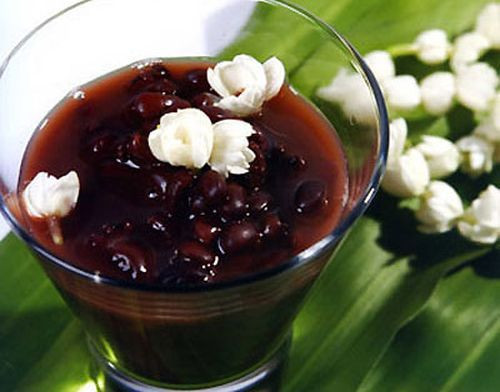 Tiếp theo cho đậu đỏ vào nồi ninh (chú ý kiểm tra để tránh nước bị trào ra ngoài). Khi đậu chín mềm, vớt hết phần đậu đổ ra hộp. Cứ một lớp đậu rải đều một lớp. Sau đó đóng nắp hộp, cho vào ngăn mát tủ lạnh. Phần nước không bỏ đi mà chắt ra dùng làm nước chè. Có thể bớt lại một phần đậu đỏ đem xào với đường để món chè thơm ngon và đúng vị. Ảnh: 7monngonmoingay