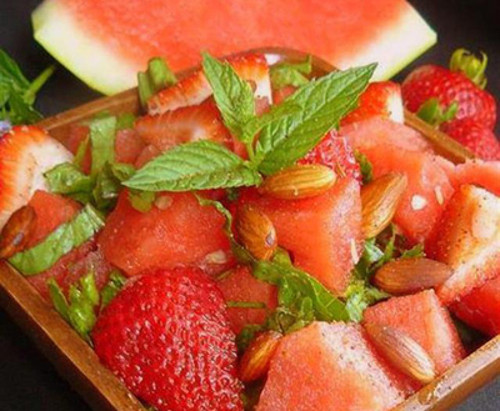 Salad dưa hấu, dâu tây. Không chỉ ngon, mát, salad dưa hấu, dâu tây còn bổ sung vitamin C, giúp thanh nhiệt. Dâu tây rửa sạch, để ráo, cắt hạt lựu. Dưa hấu bỏ hạt, cắt hạt lựu. Cho dâu tây, dưa hấu vào một bát. Rắc lá húng quế bằm lên trên, rưới mật ong rồi trộn đều lên là xong. Ảnh: viet-times