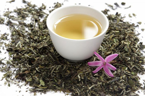 Trà trắng. Trà trắng (hay còn gọi bạch trà) là loại trà được thu hái từ các chồi non chưa mở của cây chè và nó được bao bọc bởi một lớp màng màu trắng bên ngoài nên người ta gọi là trà trắng. Trà trắng chưa lên men có tác dụng ngăn ngừa tiểu đường và ung thư.