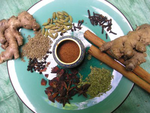 Trà Masala Chai. Masala chai là một thức uống truyền thống từ tiểu lục địa Ấn Độ. Trà được pha với hỗn hợp các loại gia vị thơm và thảo dược. Trà này có chứa đinh hương đỏ, ớt cayenne, cỏ thi, tỏi và nhiều thành phần khác. Tất cả các loại gia vị này tạo sự ấm áp, nhẹ nhàng và rất có lợi cho người bị tiểu đường.
