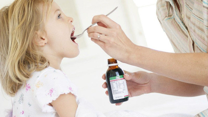 Trẻ em có thể uống thuốc dưới dạng hạt nhỏ hoặc xiro (thuốc dạng viên bị cấm dành cho trẻ dưới 6 tuổi) và người cao tuổi có thể được khuyến nghị dụng các loại thuốc thể mềm, dạng lỏng.