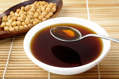 Nước sốt đậu nành. Do có chứa MSG (hay bột ngọt) nên nước sốt đậu nành gây tiêu chảy, chuột rút và đau đầu khủng khiếp. Nước sốt đậu nành cũng gây mất nước, từ đó gây ra đau đầu.
