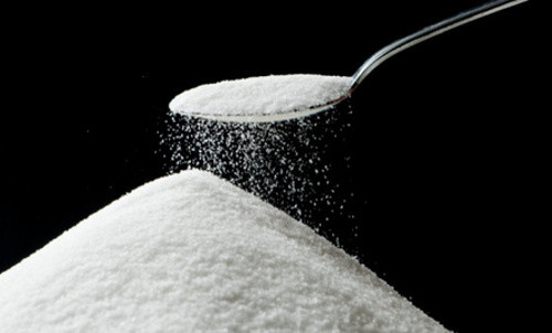 Chất làm ngọt aspartame. Đây là một loại chất làm ngọt nhân tạo được sử dụng trong các món tráng miệng không đường, bánh kẹo và nước uống giải khát. Nhiều công trình nghiên cứu và phản ảnh của người tiêu dùng cho thấy aspartame có thể gây ra tác dụng phụ khác nhau như đau đầu, chóng mặt…