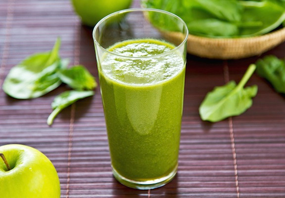 Nước ép táo, cải bó xôi. Trong rau bó xôi chứa vitamin C và lycopene, acid nitric, sắt có giá trị dinh dưỡng cao, giảm đau vùng vai và trừ mỏi mắt.