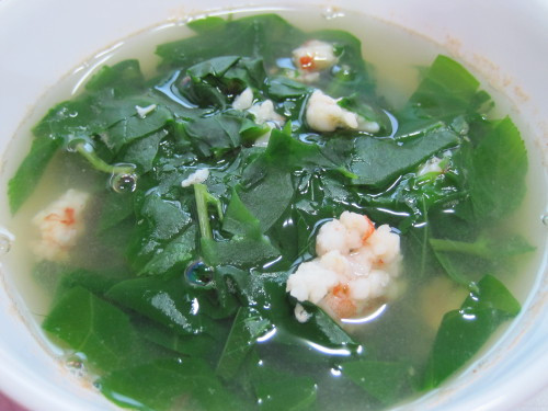 Tôm lột vỏ, lấy chỉ và rửa sạch để ráo. Băm tôm nhỏ với hành, tiêu. Phi thơm dầu ăn, cho tôm vào xào sơ rồi cho nước vào đun sôi. Tiếp đến cho rau đay, mùng tơi đã rửa sạch, cắt nhỏ vào đun chín. Nêm lại gia vị cho vừa ăn, tắt bếp. Ảnh: .wordpress