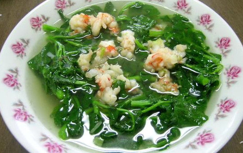 Canh rau đay, mùng tơi nấu tôm. Đây là hai loại rau có tác dụng giải nhiệt, giải độc, nhuận tràng… rất thích hợp trong mùa hè. Canh rau đay, mùng tơi nấu tôm là món ăn quen thuộc nhưng vị ngọt thanh mát của món ăn luôn hấp dẫn mọi người. Ảnh: nauanpro