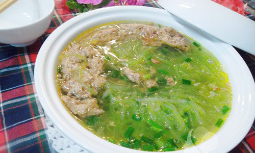 Phi thơm hành khô rồi cho gạch cua vào xào. Đổ phần gạch cua vào nồi nước cua đun nhỏ lửa. Chú ý cho một thìa bột canh vào nồi canh để cua đóng thành phần gạch. Khi nồi cua sôi cho bí đao vào, nêm gia vị vừa miệng. Bí chín, cho hành hoa vào rồi tắt bếp. Ảnh: khampha