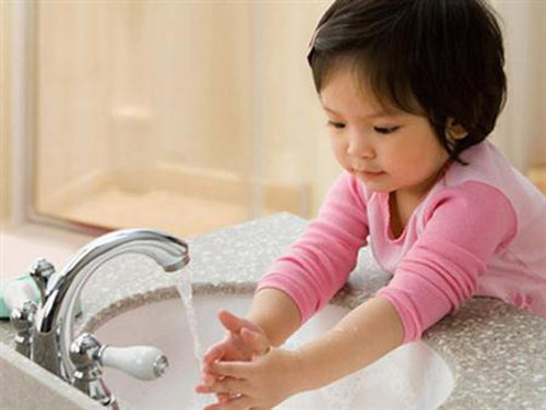 Giúp loại bỏ giun trong ruột. Dưa lê có tác dụng loại bỏ các loại giun, sán trong ruột. Đó là lý do các bậc phụ huynh nên cho trẻ ăn dưa lê trong mùa hè. Bởi mùa hè đến trẻ rất dễ mắc các bệnh về đường tiêu hóa như tả, lỵ, thương hàn, ngộ độc thực phẩm, các bệnh giun, sán…