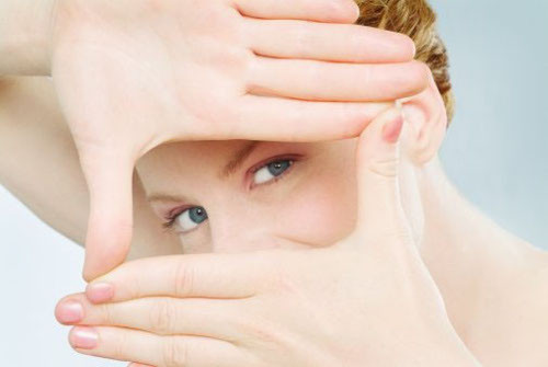 Tăng cường thị lực. Dưa lê có chứa các vitamin như A,C & E. Các loại vitamin này có tác dụng ngăn chặn thoái hóa điểm vàng ở mắt. Đó là lý do dưa lê giúp tăng cường thị lực.