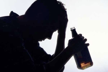 Nên ẩn kệ rượu. Những người sống gần quán rượu hoặc bar 1km có xu hướng uống rượu nhiều hơn những người khác, theo nghiên cứu của Viện Sức khỏe nghề nghiệp Phần Lan. Thậm chí, khi bạn muốn chống lại cám dỗ thì nhìn thấy rượu, một phản ứng có điều kiện trong não sẽ khuyến khích bạn uống. Chúng ta thường dùng những thứ mình nhìn thấy, vì vậy thiết kế ẩn quầy rượu tốt cho sức khỏe.