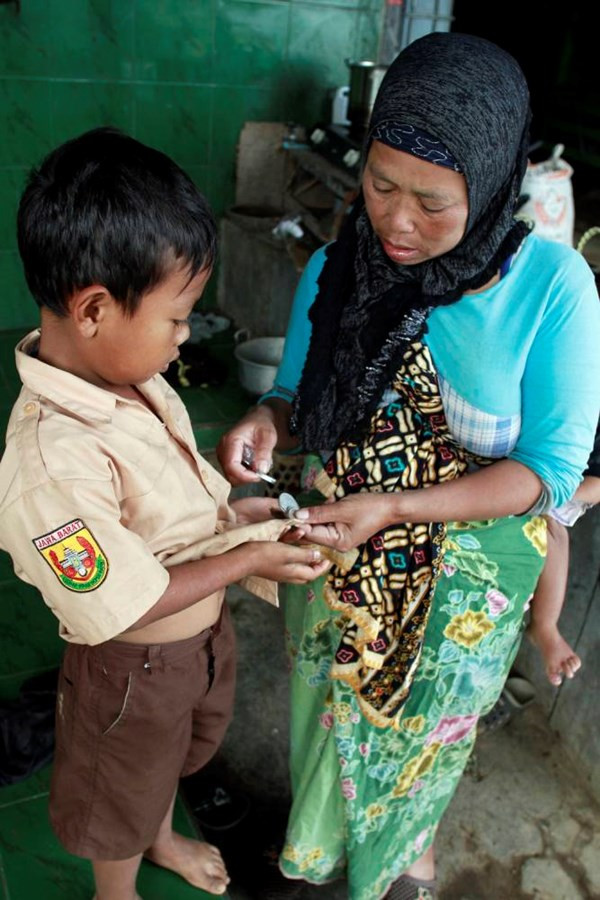 Bị cha mẹ ngăn cấm, Dihan trốn ra cánh đồng gần đó để hút thuốc. Thông thường, không ai cho tiền để mua thuốc thì Dihan xoay xở mua thuốc bằng việc lấy cắp tiền từ người mẹ nghèo khó.