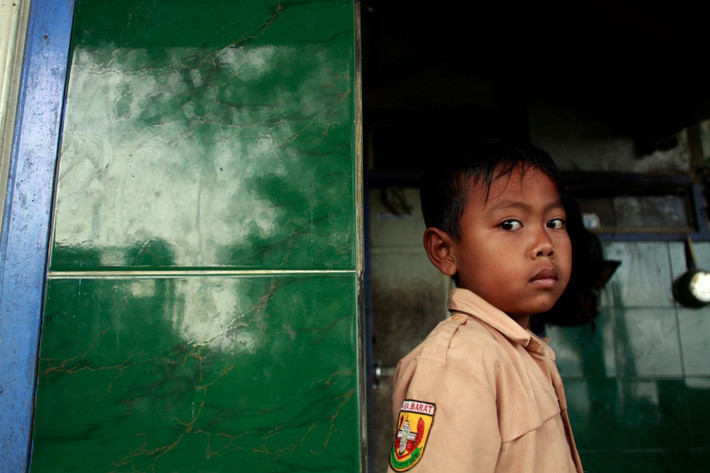 Cậu bé Dihan sống ở miền Tây Java (Indonesia) nghiện thuốc lá nghiêm trọng. Nguyên nhân do từ nhỏ, cậu bé đã bị cuốn hút với những quảng cáo thuốc lá tràn ngập trên truyền hình.