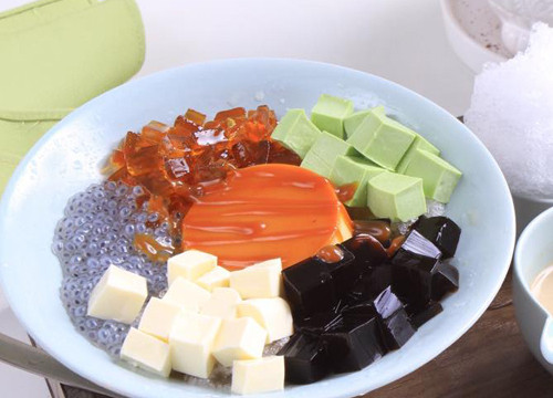 Kem xếp lớp. Mùa hè năm nay, các bạn trẻ TP HCM đang “sốt xình xịch” với một món kem độc đáo đến từ Nhật Bản: kem xếp lớp. Đây là loại kem được người Nhật sáng tạo dựa theo công thức của kem đá bào truyền thống. Ảnh: pose