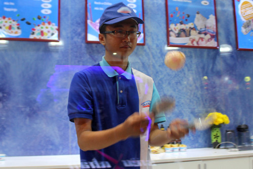 Kem tung hứng. Đây là một loại kem khá khá lạ lẫm và độc đáo ở TP HCM. Sau khi trộn xong, viên kem được tung hứng chuyền tay qua nhiều nhân viên, sau đó tung thẳng vào ly. Những loại kem này được làm bằng nguyên liệu nhập có vị ngọt tự nhiên, không dùng đường, phù hợp với người ăn kiêng. Ảnh: zing