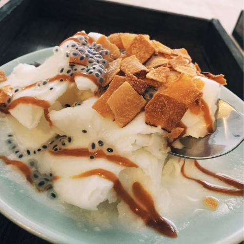 Để cho món đá báo trở nên hấp dẫn và ngon lành hơn, người ta cho thêm các loại topping và sốt như sữa đặc, đậu đỏ, bánh mochi hoặc kem tươi. Kem có vị dẻo, mềm hơn hẳn bình thường. Nhờ hương vị ngọt ngào, cộng với vẻ ngoài thú vị và độc đáo, kem xếp lớp đang là một trong những món ăn được yêu thích nhất những ngày đầu hè này. Ảnh: foody