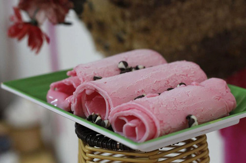 Kem cuộn. Đây là một món ăn phổ biến ở Thái Lan. Sữa, kem và các loại hoa quả (chuối, nho, dâu...) được trút xuống chiếc "chảo băng", sau đó băm, đảo và trộn đều tới nhuyễn. Ảnh: nuathegioi