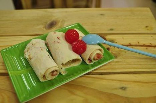 Tiếp đó, người làm sẽ dàn mỏng và dùng dụng cụ để nạo lớp kem, chúng sẽ tự cuộn tròn lại. Ngay từ khi loại kem dẻo, béo và thơm lừng này có mặt ở Hà Nội, giới trẻ đã bị thu hút. Ảnh: scoop