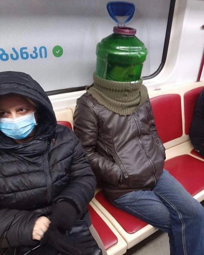 Nhà có gì dùng nấy là quan điểm của người đàn ông này khi ra đường mùa COVID-19.