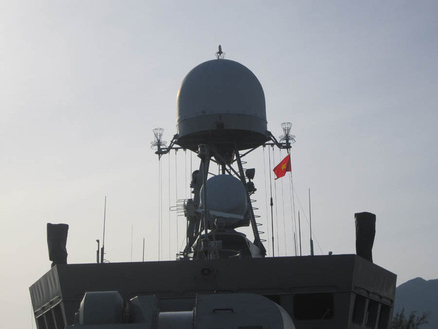 Thứ tư là loại radar cảnh giới trên không trên biển của BPS-500 là loại MR-352 ME1 tương tự như radar của Gepard 3.9 và hiện đại hơn so với MR-352 E của Molniya, lại được đặt trong nón chụp bảo vệ bên ngoài giúp nó an toàn hơn dưới tác động của thời tiết. Ảnh: Cận cảnh đài radar MR-352 ME1 của tàu tên lửa BPS-500 số hiệu 381.