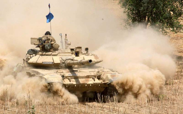 Trong khi đó, những chiếc T-90S và T-90 Bhisma hiện nay được cho là lực lượng xương sống, tạo nên sức mạnh của Lục quân Ấn Độ với con số nhiều khủng khiếp, hơn 1000 chiếc đang có trong trang bị. Ảnh: Một chiếc T-90 Ấn Độ trên thao trường.