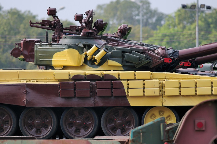 Ấn Độ sau khi đã sản xuất T-72 đã tiếp tục nâng cấp lên chuẩn T-72 Ajeya MK2 sử dụng nhiều công nghệ phương tây và Israel cho phép xe có sức mạnh vượt trội hơn. Ảnh: Cận cảnh một chiếc T-72 của Ấn Độ với màu sơn khá lòe loẹt.