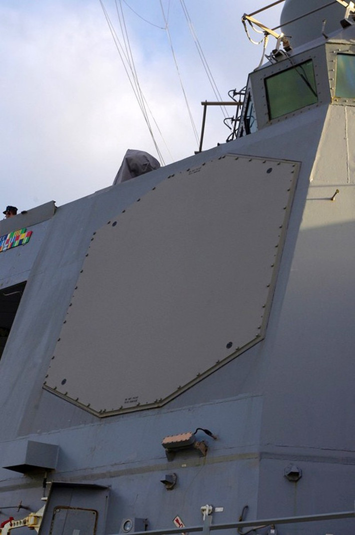 Mỹ và Nhật Bản đang tìm cách cùng phát triển radar thế hệ tiếp theo, trong đó sử dụng chất bán dẫn của Nhật Bản để tăng gấp đôi phạm vi phát hiện của hệ thống chiến đấu Aegis. Ảnh: Radar quét mảng pha điện tử thụ động AN/SPY-1 trên tàu khu trục lớp Arleigh Burke của Mỹ. Ảnh: netnews.vn