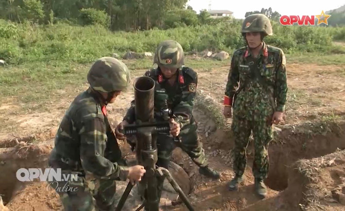 Mỗi đội tuyển sẽ cử hai khẩu đội súng cối tham gia lần lượt các nội dung thi: Thi cá nhân, chạy nước rút đêm và đua tiếp sức. Các đội sẽ mang vác các loại khí tài đặc chủng pháo binh, tổ chức cơ động trên bốn làn đường phủ đá dăm của thao trường được bố trí các vật cản theo độ khó tăng dần. Ảnh: Khẩu đội thực hiện điều chỉnh thông số mục tiêu cho súng. Ảnh: QPVN
