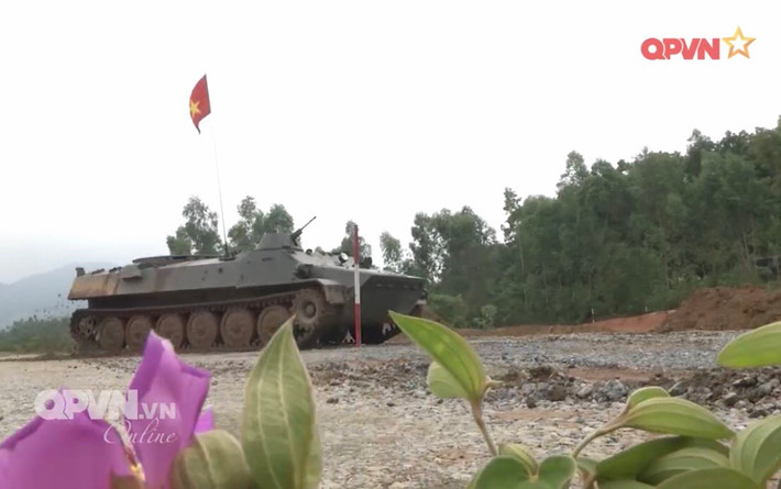 Về phương tiện, đội tuyển Pháo binh Việt Nam được luyện tập với xe bọc thép MT-LB. Xe vừa có thể đóng vai trò là xe thiết giáp chở quân cũng vừa có thể làm xe kéo pháo cùng khả năng có thể triển khai làm khung gầm của nhiều tổ hợp vũ khí khác nhau. Ảnh: Xe bọc thép MT-LB cơ động trên thao trường.