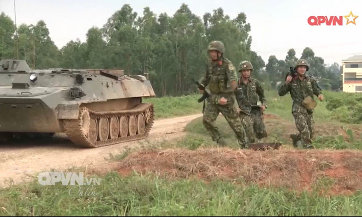 Sau thành công vang dội tại kỳ ARMY Games 2019 do Nga tổ chức, năm nay Việt Nam quyết định bên cạnh những môn đã tham gia sẽ còn cử tiếp các đội thi những môn mới, một trong số đó là môn thi pháo binh. Ảnh: Khẩu đội pháo binh Việt Nam luyện tập triển khai từ xe bọc thép. Ảnh: QPVN.